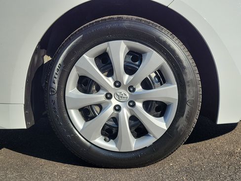 Used 2025 Toyota Corolla LE image 5