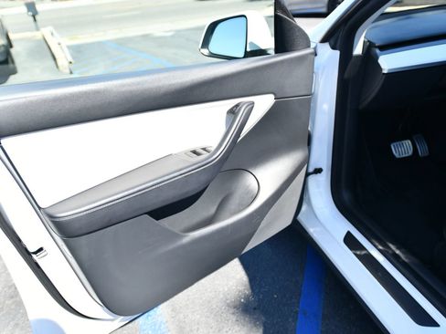 Used 2022 Tesla Model Y Performance AWD/4WD image 15