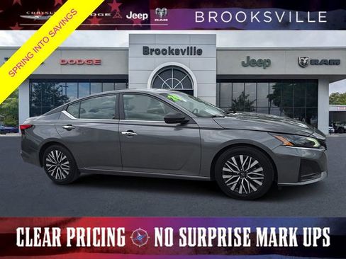 Used 2024 Nissan Altima 2.5 SV image 1