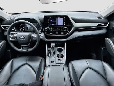 Used 2022 Toyota Highlander XLE FWD image 16