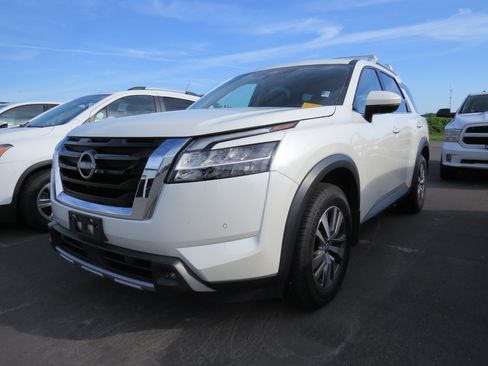 Used 2023 Nissan Pathfinder SL AWD/4WD image 3