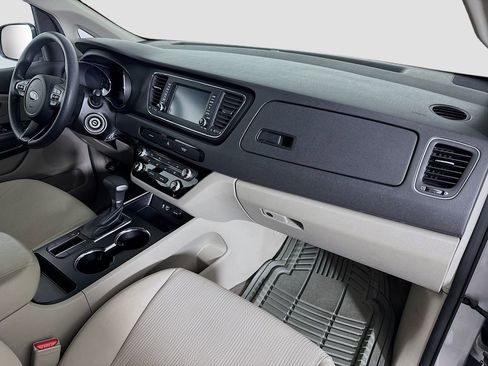 Used 2019 Kia Sedona LX image 28