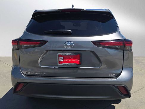 Certified 2025 Toyota Highlander XLE FWD image 4