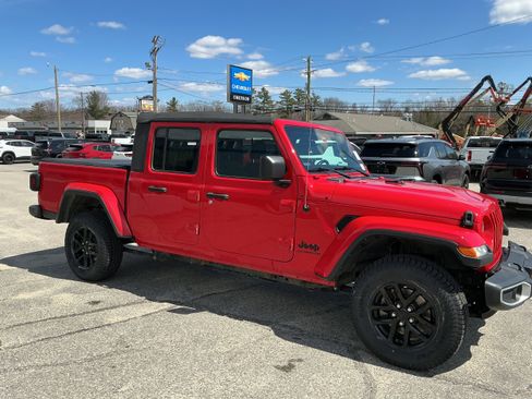 Used 2022 Jeep Gladiator Sport AWD/4WD image 3