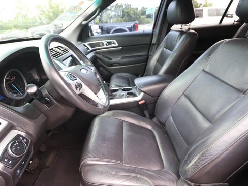 Used 2013 Ford Explorer XLT FWD image 2