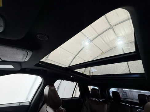 Used 2020 Ford Explorer Platinum w/ Premium Technology Package image 45