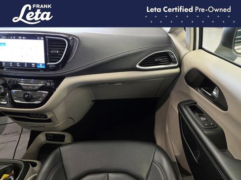 Used 2023 Chrysler Pacifica Touring-L FWD image 18