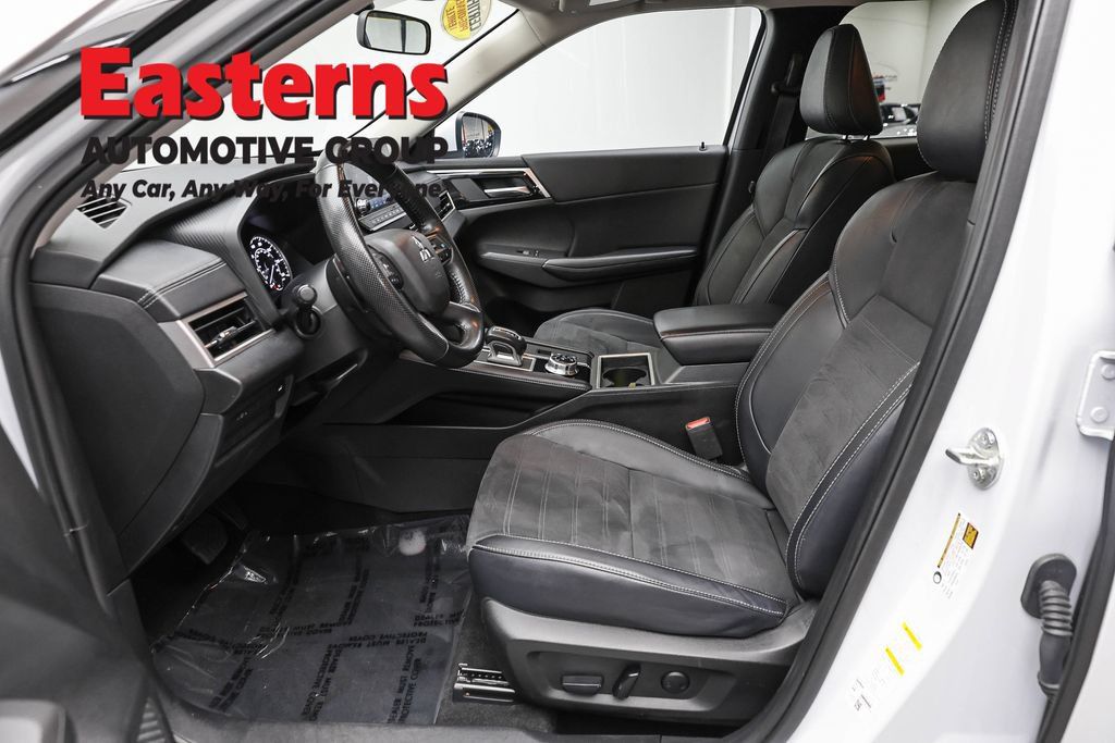 Used 2024 Mitsubishi Outlander SE AWD/4WD image 16