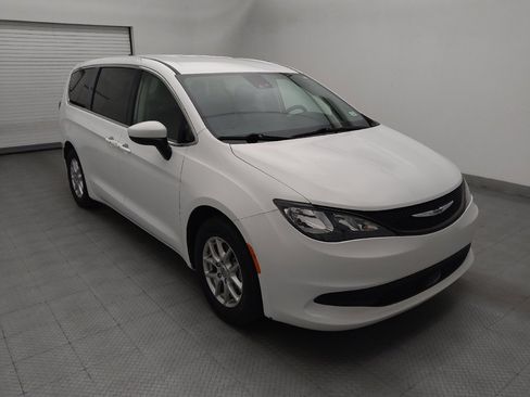 Used 2023 Chrysler Voyager LX FWD image 13