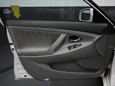 Used 2011 Toyota Camry LE FWD image 9