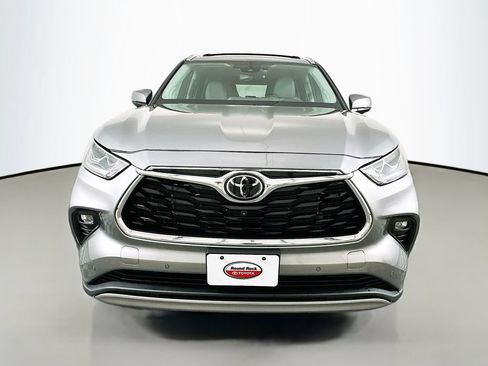 Certified 2025 Toyota Highlander Platinum AWD/4WD image 2
