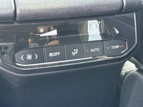 Used 2021 Toyota Highlander XLE AWD/4WD image 21