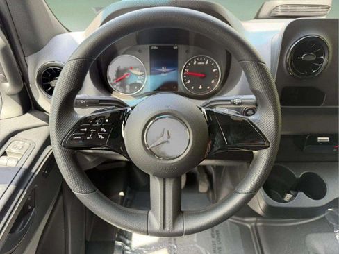 Used 2025 Mercedes-Benz Sprinter 2500 image 10