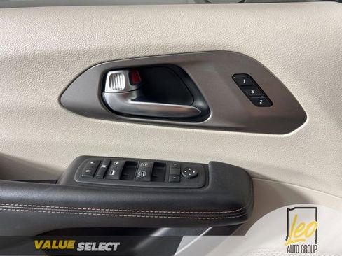 Used 2020 Chrysler Pacifica Touring-L image 26