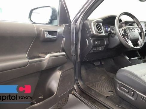 Certified 2022 Toyota Tacoma TRD Off-Road AWD/4WD image 9