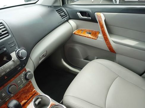 Used 2012 Toyota Highlander FWD w/ Tech Pkg image 21