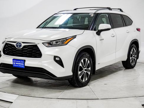 Used 2020 Toyota Highlander XLE image 3