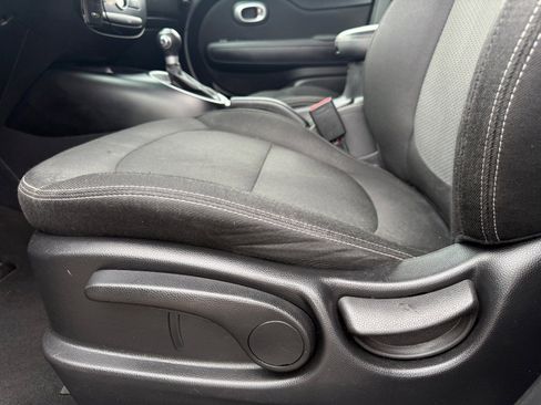 Used 2017 Kia Soul + FWD image 10