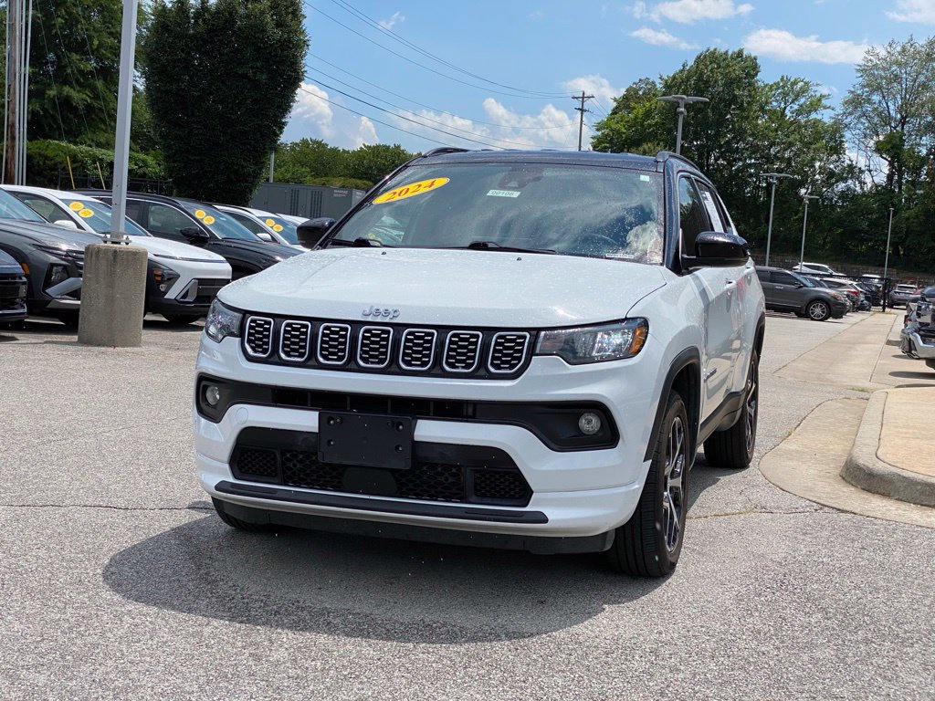 Used 2024 Jeep Compass Limited AWD/4WD image 3