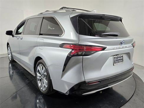 Used 2024 Toyota Sienna Platinum image 4