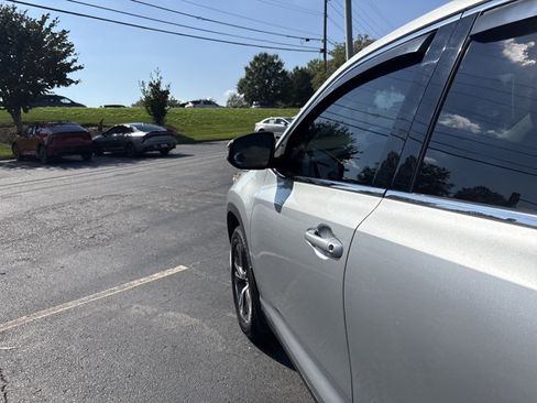 Used 2019 Toyota Highlander LE AWD/4WD image 30