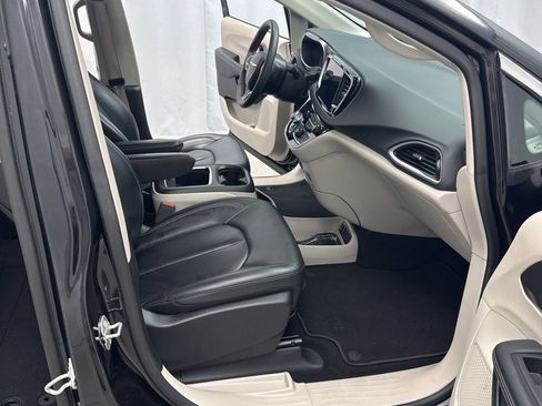 Used 2023 Chrysler Pacifica Touring-L FWD image 25