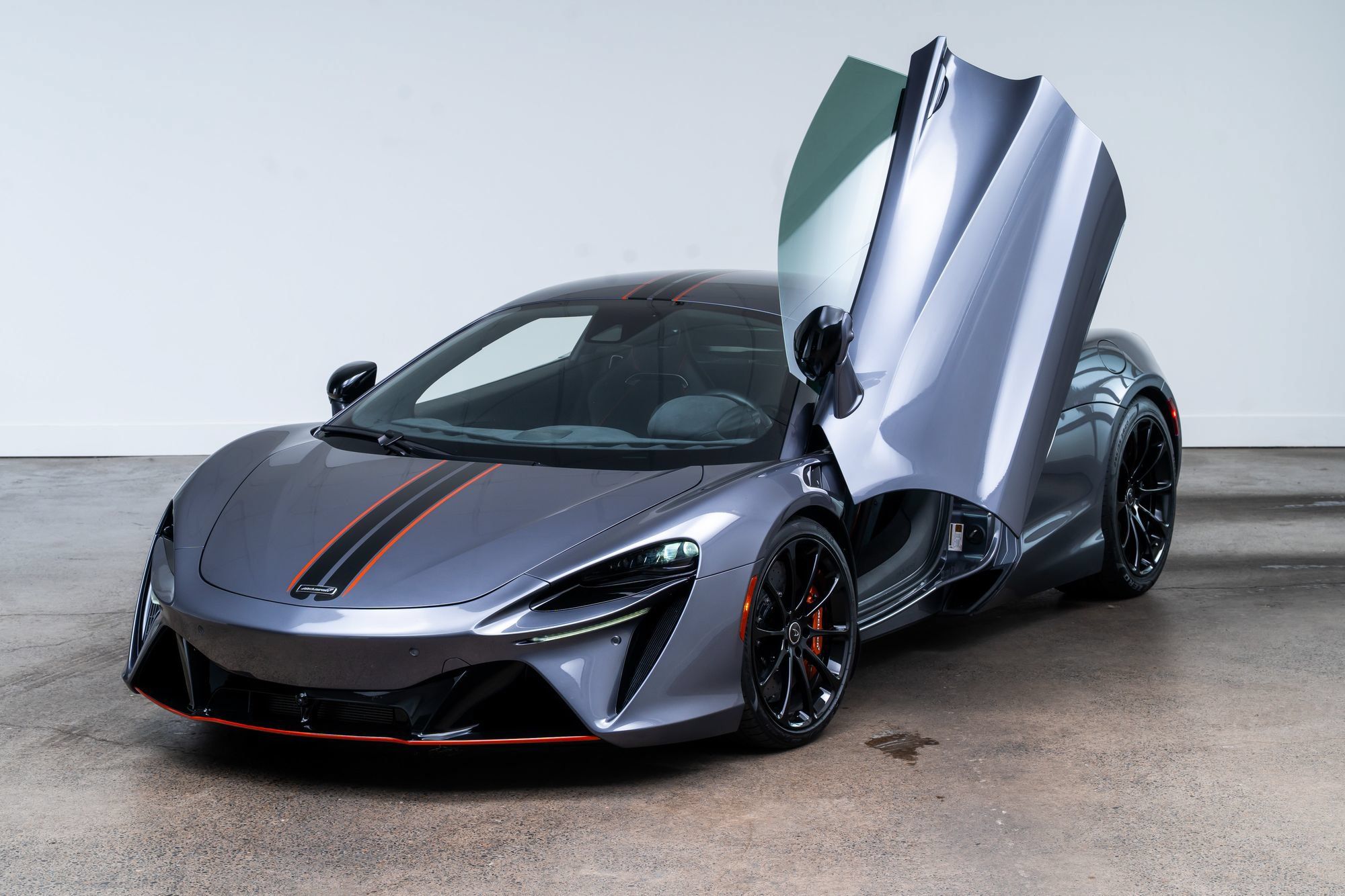 Used 2024 McLaren Artura RWD image 7