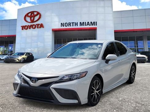 Used 2024 Toyota Camry SE image 2