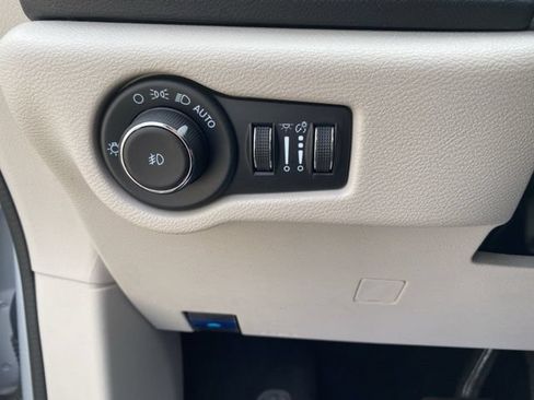 Used 2024 Chrysler Pacifica Touring-L FWD image 15