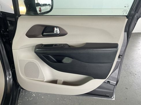 Used 2022 Chrysler Voyager LX image 23