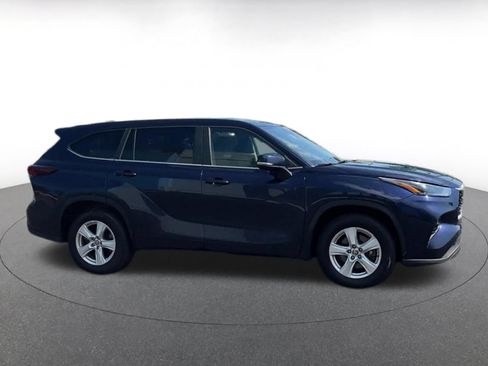 Used 2025 Toyota Highlander LE FWD image 16