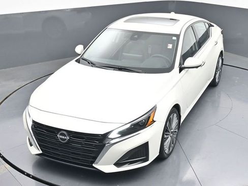 Used 2025 Nissan Altima 2.5 SL FWD image 41