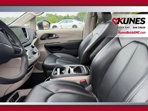 Used 2023 Chrysler Pacifica Touring-L FWD image 10