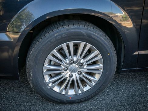Used 2013 Chrysler Town & Country Touring-L w/ Driver Convenience Group FWD image 10