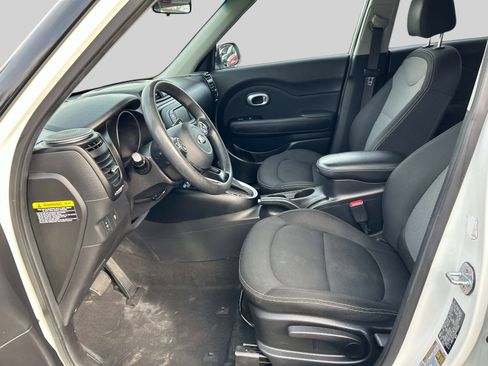 Used 2017 Kia Soul + image 11