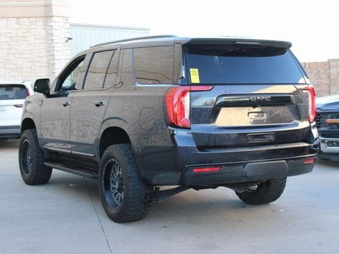 Used 2024 GMC Yukon SLT w/ SLT Luxury Package image 3