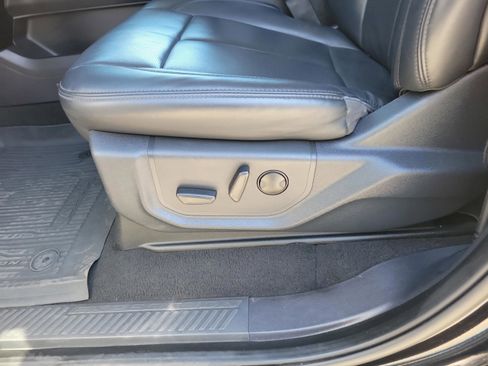 Used 2024 Ford Expedition XLT image 11