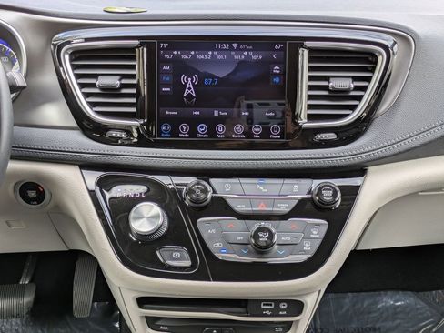 Used 2019 Chrysler Pacifica Limited image 18