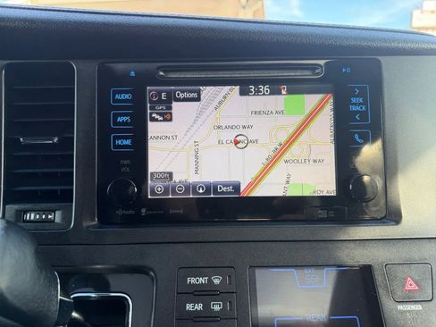 Used 2017 Toyota Sienna SE Premium image 16