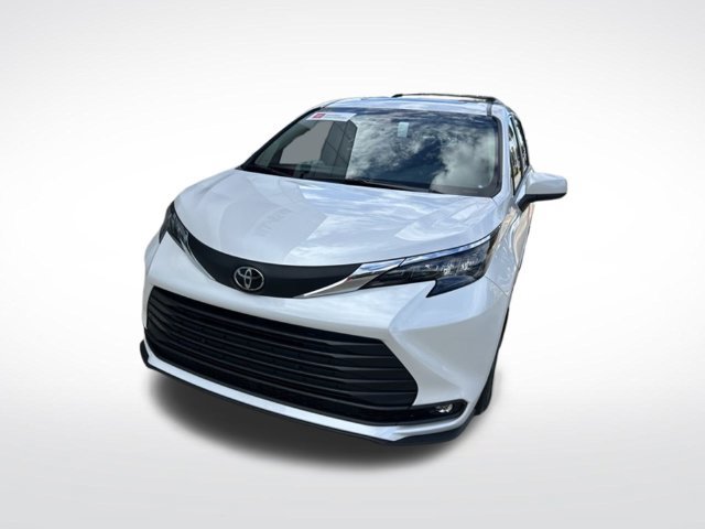 Used 2026 Toyota Sienna XLE FWD image 2