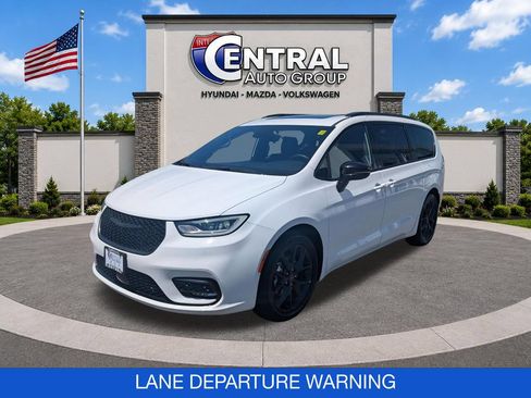 Used 2025 Chrysler Pacifica Limited FWD image 3