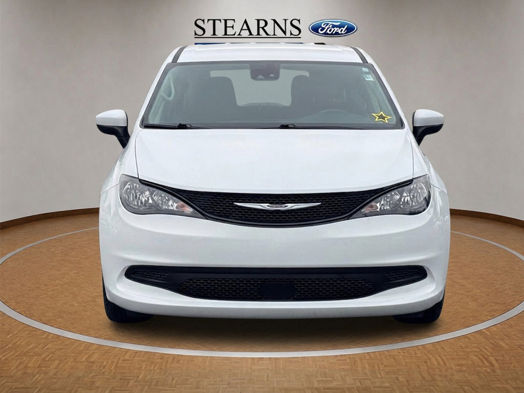 Used 2023 Chrysler Voyager LX FWD image 4