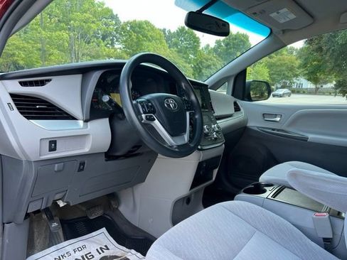 Used 2016 Toyota Sienna LE w/ Outdoor Package FWD image 9