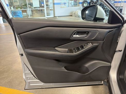 Used 2025 Nissan Rogue SV FWD image 24
