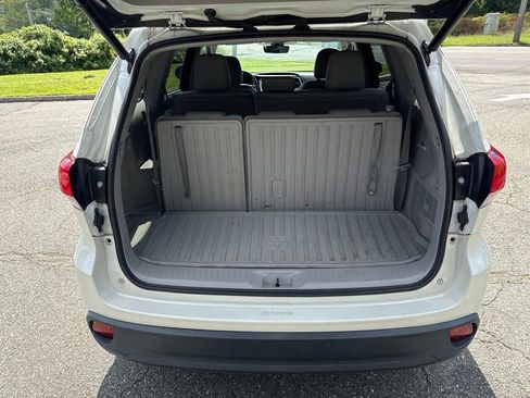 Used 2018 Toyota Highlander XLE AWD/4WD image 10