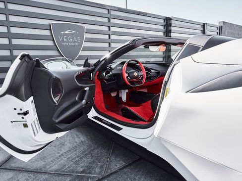 Used 2025 Ferrari SF90 Spider image 33
