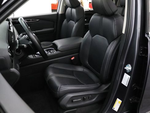 Used 2024 Honda Pilot Touring image 2