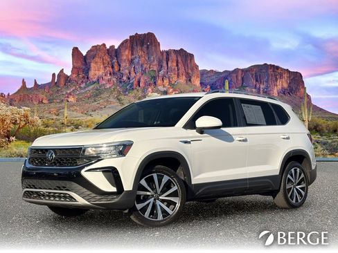 Used 2024 Volkswagen Taos SE FWD image 2
