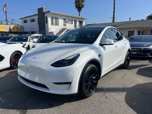 Used 2023 Tesla Model Y Long Range AWD/4WD image 1
