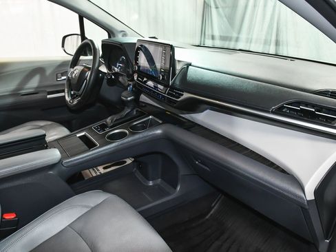 Used 2023 Toyota Sienna Limited image 60